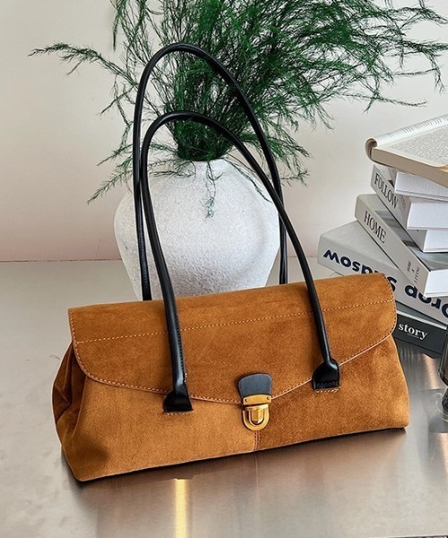 Vipoa(ヴィポア)の「Oblong suede shoulder bag(ショルダーバッグ・レディース・ベージュ/キャメル/ブラック・FREE)」の9枚目の写真