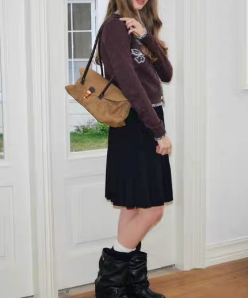 Vipoa(ヴィポア)の「Oblong suede shoulder bag(ショルダーバッグ・レディース・ベージュ/キャメル/ブラック・FREE)」の5枚目の写真