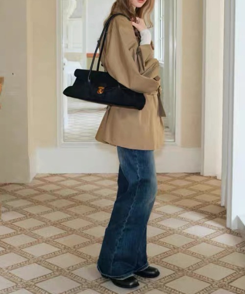 Vipoa(ヴィポア)の「Oblong suede shoulder bag(ショルダーバッグ・レディース・ベージュ/キャメル/ブラック・FREE)」の7枚目の写真