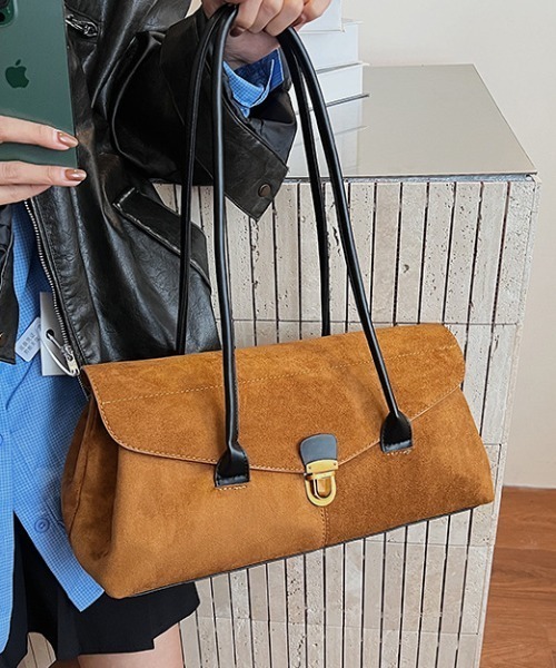 Vipoa(ヴィポア)の「Oblong suede shoulder bag(ショルダーバッグ・レディース・ベージュ/キャメル/ブラック・FREE)」の16枚目の写真