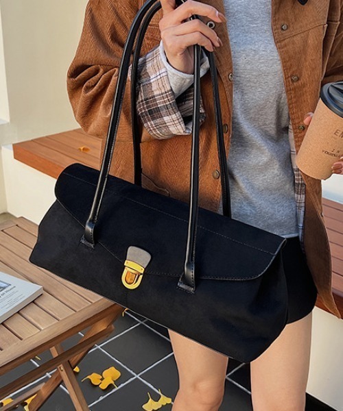 Vipoa(ヴィポア)の「Oblong suede shoulder bag(ショルダーバッグ・レディース・ベージュ/キャメル/ブラック・FREE)」の19枚目の写真