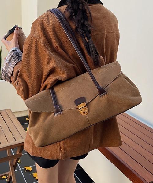 Vipoa(ヴィポア)の「Oblong suede shoulder bag(ショルダーバッグ・レディース・ベージュ/キャメル/ブラック・FREE)」の21枚目の写真