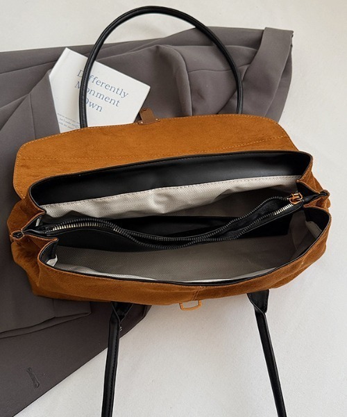 Vipoa(ヴィポア)の「Oblong suede shoulder bag(ショルダーバッグ・レディース・ベージュ/キャメル/ブラック・FREE)」の13枚目の写真
