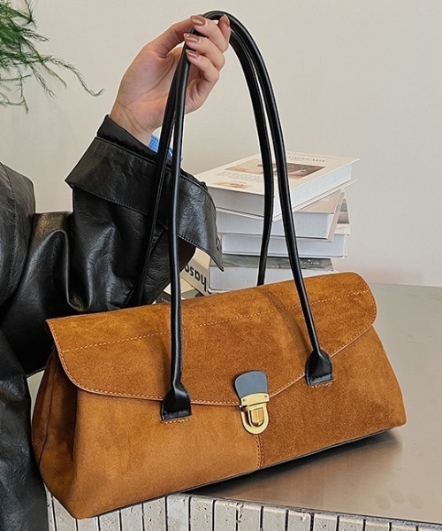Vipoa(ヴィポア)の「Oblong suede shoulder bag(ショルダーバッグ・レディース・ベージュ/キャメル/ブラック・FREE)」の15枚目の写真