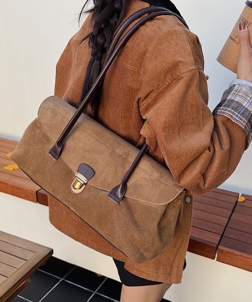 Vipoa(ヴィポア)の「Oblong suede shoulder bag(ショルダーバッグ・レディース・ベージュ/キャメル/ブラック・FREE)」の22枚目の写真