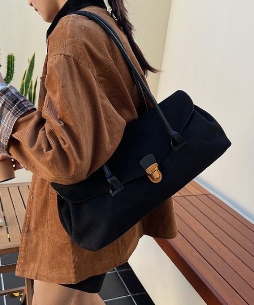 Vipoa(ヴィポア)の「Oblong suede shoulder bag(ショルダーバッグ・レディース・ベージュ/キャメル/ブラック・FREE)」の18枚目の写真