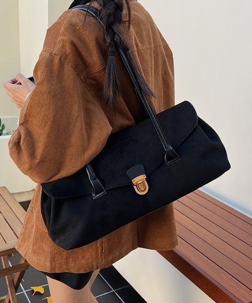 Vipoa(ヴィポア)の「Oblong suede shoulder bag(ショルダーバッグ・レディース・ベージュ/キャメル/ブラック・FREE)」の17枚目の写真