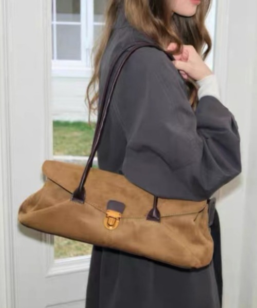 Vipoa(ヴィポア)の「Oblong suede shoulder bag(ショルダーバッグ・レディース・ベージュ/キャメル/ブラック・FREE)」の6枚目の写真