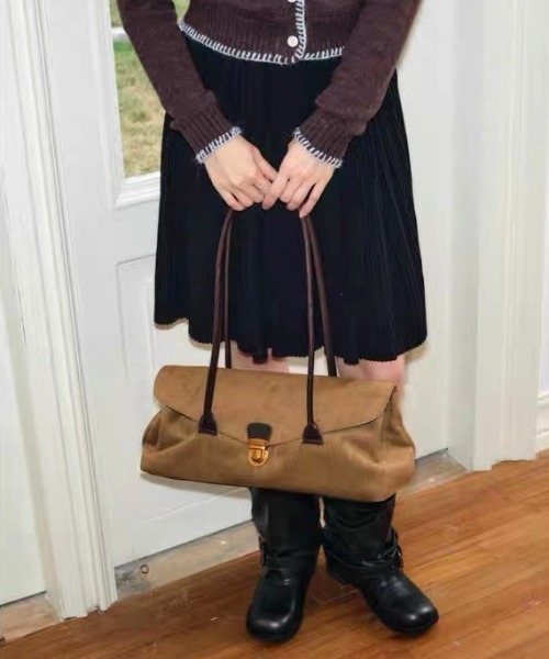Vipoa(ヴィポア)の「Oblong suede shoulder bag(ショルダーバッグ・レディース・ベージュ/キャメル/ブラック・FREE)」の4枚目の写真