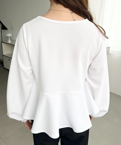 moment+(モーメントプラス)の「しわになりにくい長袖ストレッチジョーゼットペプラムTブラウス(Tシャツ/カットソー・レディース・ブラック/ネイビー/オフホワイト・M)」の6枚目の写真