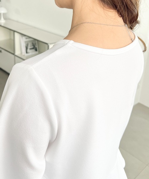 moment+(モーメントプラス)の「しわになりにくい長袖ストレッチジョーゼットペプラムTブラウス(Tシャツ/カットソー・レディース・ブラック/ネイビー/オフホワイト・M)」の5枚目の写真