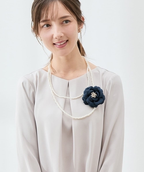 a.v.v(アーヴェヴェ)の「コサージュ付き二連ネックレス(ネックレス・レディース・ネイビー/ベージュ・38)」の1枚目の写真