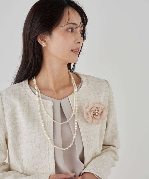 a.v.v(アーヴェヴェ)の「コサージュ付き二連ネックレス(ネックレス・レディース・ネイビー/ベージュ・38)」の6枚目の写真