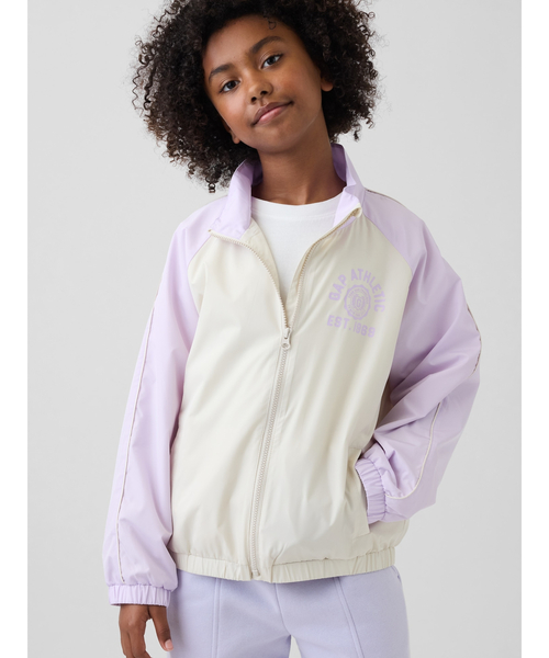 GAP(ギャップ)の「GAP Athleticロゴ ウィンドブレーカー ジャケット (キッズ)(ナイロンジャケット・キッズ・ネイビー/ラベンダー・160cm/150cm/140cm/130cm/120cm/110cm)」の2枚目の写真