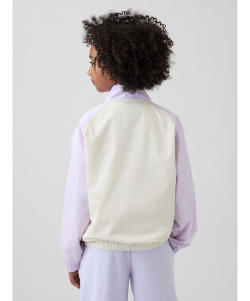 GAP(ギャップ)の「GAP Athleticロゴ ウィンドブレーカー ジャケット (キッズ)(ナイロンジャケット・キッズ・ネイビー/ラベンダー・160cm/150cm/140cm/130cm/120cm/110cm)」の8枚目の写真