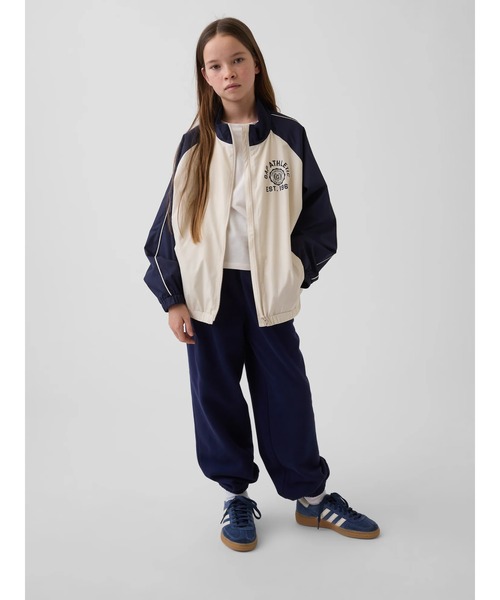 GAP(ギャップ)の「GAP Athleticロゴ ウィンドブレーカー ジャケット (キッズ)(ナイロンジャケット・キッズ・ネイビー/ラベンダー・160cm/150cm/140cm/130cm/120cm/110cm)」の3枚目の写真