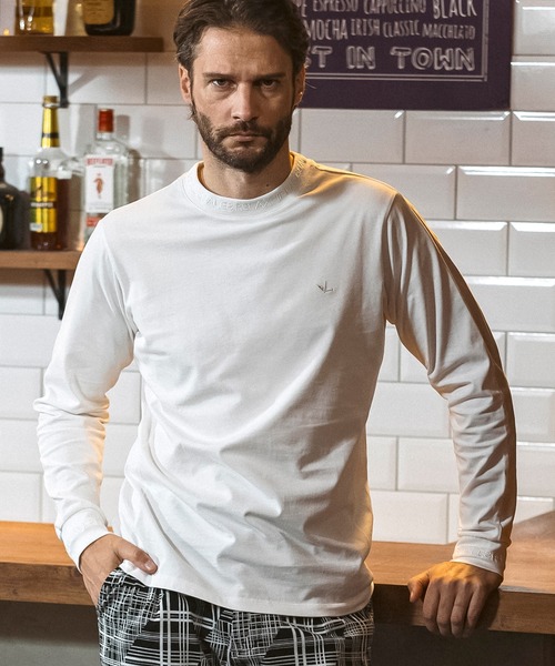 1PIU1UGUALE3 RELAX (ウノピゥウノウグァーレトレ リラックス)の「1PIU1UGUALE3 RELAX(ウノピゥウノウグァーレトレ リラックス)グロッシー刺繍 ネックロゴロングTシャツ(Tシャツ/カットソー・メンズ・ホワイト・S/M/L/XL/XXL)」の1枚目の写真