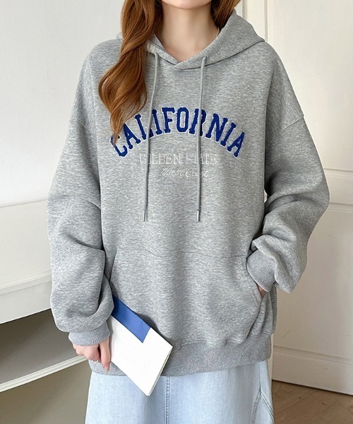 COCOMOMO(ココモモ)の「サガラ刺繍オーバーサイズロゴパーカー プルオーバー オーバーサイズ パーカー カレッジロゴ アノラック フーディー 長袖(パーカー・レディース・ライトグレー/ブラック/アイボリー・FREE)」の3枚目の写真
