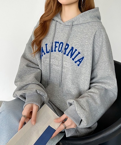 COCOMOMO(ココモモ)の「サガラ刺繍オーバーサイズロゴパーカー プルオーバー オーバーサイズ パーカー カレッジロゴ アノラック フーディー 長袖(パーカー・レディース・ライトグレー/ブラック/アイボリー・FREE)」の8枚目の写真