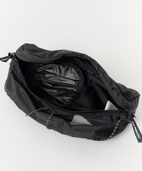 and wander（アンドワンダー）の「and wander/アンドワンダー sil waist bag 30Dコーデュラナイロン ウエストバッグ 2026年 夏 夏服（ボディバッグ/ウエストポーチ・メンズ・ブラック・FREE）」の21枚目の写真