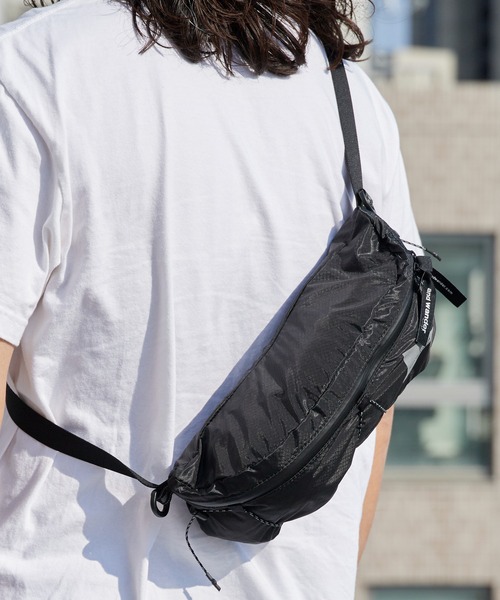 and wander（アンドワンダー）の「and wander/アンドワンダー sil waist bag 30Dコーデュラナイロン ウエストバッグ 2026年 夏 夏服（ボディバッグ/ウエストポーチ・メンズ・ブラック・FREE）」の9枚目の写真