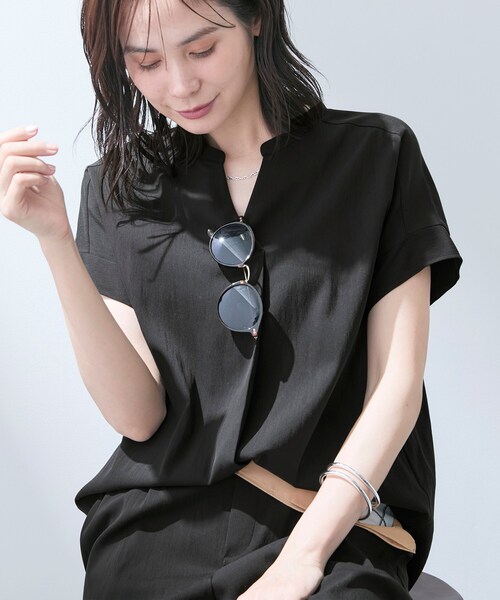 INDIVI(インディヴィ)の「【洗える/SETUP可能】スキッパーブラウス(シャツ/ブラウス・レディース・ネイビー/ブラック/スミクロ/ライトグレー/オフホワイト・38/05/13/15 /19/34)」の1枚目の写真