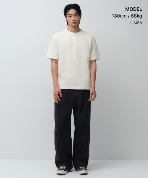 MUSINSA STANDARD（ムシンサスタンダード）の「ヘンリーネックTシャツ[クリーム]（Tシャツ/カットソー・メンズ・その他・SMALL/MEDIUM/LARGE/X-LARGE/3XL/2XL）」の2枚目の写真