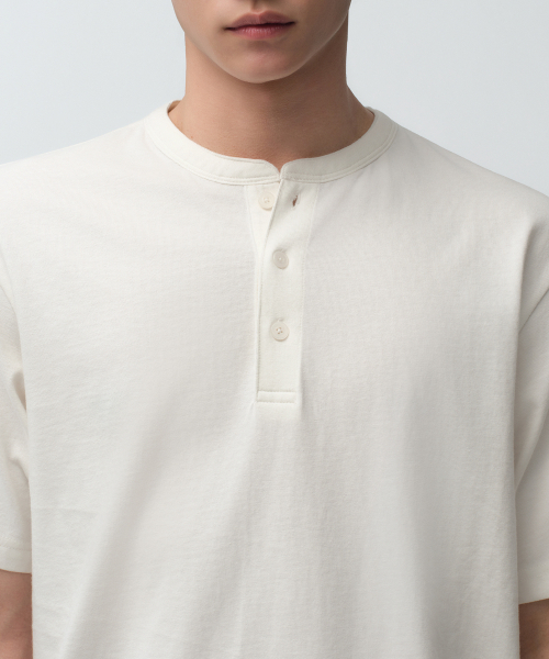MUSINSA STANDARD（ムシンサスタンダード）の「ヘンリーネックTシャツ[クリーム]（Tシャツ/カットソー・メンズ・その他・SMALL/MEDIUM/LARGE/X-LARGE/3XL/2XL）」の4枚目の写真