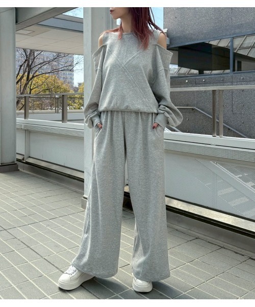 Desert Rose(デザートローズ)の「【DESERT ROSE/デザートローズ】オープンショルダーセットアップスウェット(セットアップ・レディース・ブラック/グレー・FREE)」の1枚目の写真