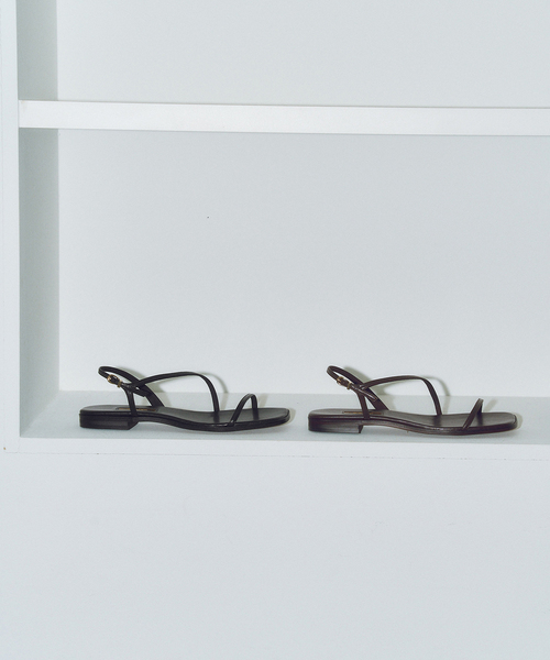 GRISE(グリーズ)の「MIDORI UEEDA×GRISEナローストラップフラットサンダル(サンダル・レディース・ブラック/ブラウン・SMALL/MEDIUM/LARGE/X-LARGE)」の5枚目の写真