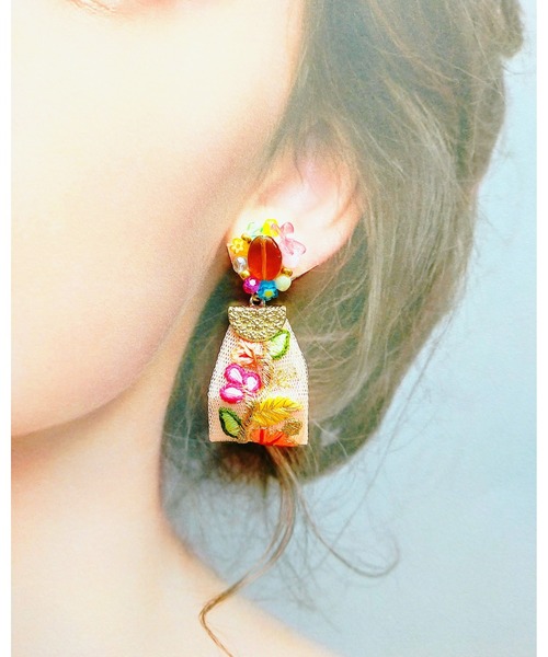 tone（トーン）の「【七音】チェコガラス刺繍インドリボンのピアス(MA)（ピアス（両耳用）・レディース・ライトブルー/ブラウン/パープル・FREE）」の6枚目の写真