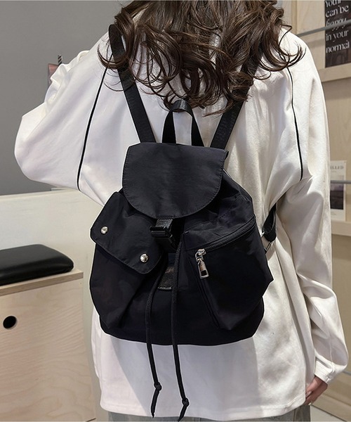 LA VORAGINE(ラ ヴォラジネ)の「軽いバッグアシメポケットコンパクトリュックサック(バックパック/リュック・レディース・ピンク/ブラック/アイボリー/ブルー・FREE)」の1枚目の写真