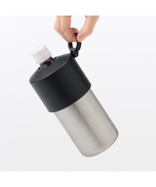 無印良品（ムジルシリョウヒン）の「冷やしたまま持ち運べる　ペットボトル用保冷ホルダー　たためる持ち手付き　５００ー６５０ｍＬ用（水筒・メンズ・ホワイト/シルバー・FREE）」の2枚目の写真