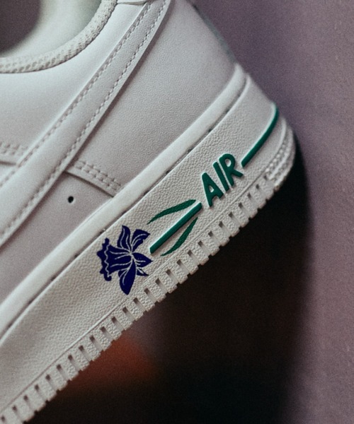 NIKE(ナイキ)の「W AIR FORCE 1 '07 SE IF0498-101(スニーカー・レディース・ホワイト・22.5cm/29.0cm/28.5cm/28.0cm/27.5cm/24.0cm/23.5cm/23.0cm/22.0cm/27.0cm/26.5cm/26.0cm/25.5cm/25.0cm/24.5cm)」の2枚目の写真