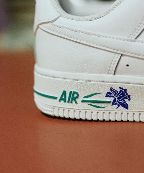 NIKE(ナイキ)の「W AIR FORCE 1 '07 SE IF0498-101(スニーカー・レディース・ホワイト・22.5cm/29.0cm/28.5cm/28.0cm/27.5cm/24.0cm/23.5cm/23.0cm/22.0cm/27.0cm/26.5cm/26.0cm/25.5cm/25.0cm/24.5cm)」の3枚目の写真