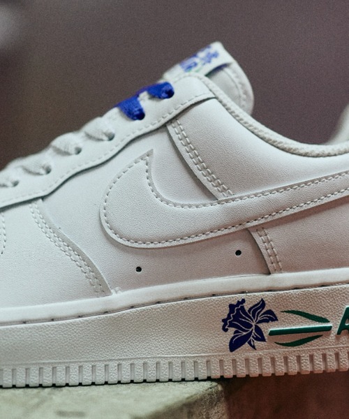 NIKE(ナイキ)の「W AIR FORCE 1 '07 SE IF0498-101(スニーカー・レディース・ホワイト・22.5cm/29.0cm/28.5cm/28.0cm/27.5cm/24.0cm/23.5cm/23.0cm/22.0cm/27.0cm/26.5cm/26.0cm/25.5cm/25.0cm/24.5cm)」の5枚目の写真