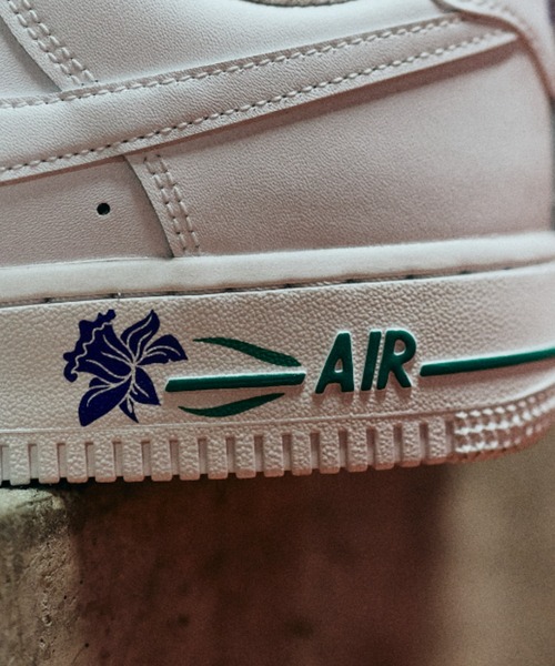 NIKE(ナイキ)の「W AIR FORCE 1 '07 SE IF0498-101(スニーカー・レディース・ホワイト・22.5cm/29.0cm/28.5cm/28.0cm/27.5cm/24.0cm/23.5cm/23.0cm/22.0cm/27.0cm/26.5cm/26.0cm/25.5cm/25.0cm/24.5cm)」の4枚目の写真