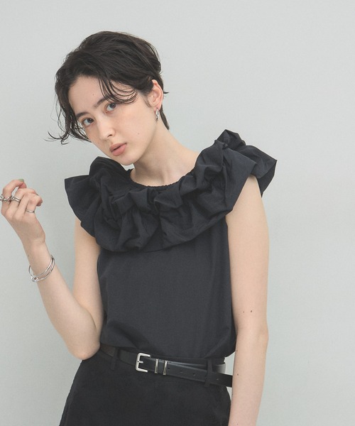 ARVELLIA（アルベリア）の「CLOUD RUFFLE BLOUSE（シャツ/ブラウス・レディース・ブラック/ホワイト・M）」の2枚目の写真