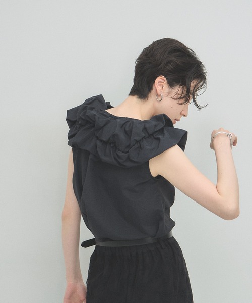 ARVELLIA（アルベリア）の「CLOUD RUFFLE BLOUSE（シャツ/ブラウス・レディース・ブラック/ホワイト・M）」の9枚目の写真