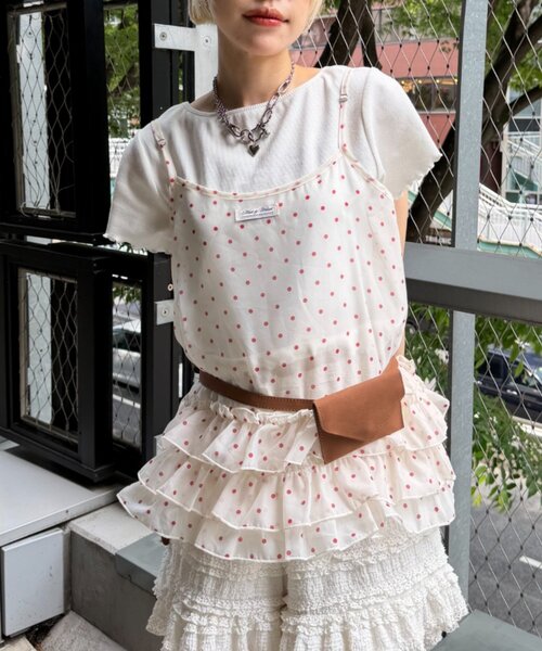 w closet(ダブルクローゼット)の「【4色展開/無地/ドット柄】シアーフリルキャミ 夏服(キャミソール・レディース・レッド/オフホワイト/アイボリー/ブラック・FREE)」の5枚目の写真