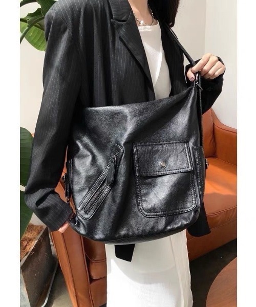 LADY LIKE(レディライク)の「【春夏新作】アウトポケット付き大きめ2WAYショルダーバッグ(ショルダーバッグ・レディース・ブラック・F)」の6枚目の写真