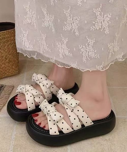 Teem Store(チームストア)の「ドット柄ダブルリボン厚底サンダル(サンダル・レディース・ブラック/アイボリー・L/M)」の2枚目の写真