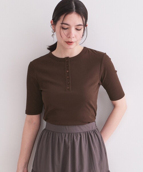 OPAQUE.CLIP(オペークドットクリップ)の「シアーコットンヘンリーネックカットソー【洗濯機OK】(Tシャツ/カットソー・レディース・ダークブラウン/アイボリー/ブラック・38/40)」の3枚目の写真