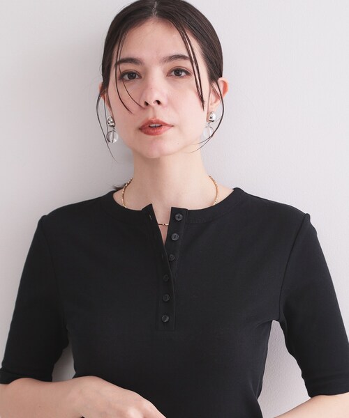 OPAQUE.CLIP(オペークドットクリップ)の「シアーコットンヘンリーネックカットソー【洗濯機OK】(Tシャツ/カットソー・レディース・ダークブラウン/アイボリー/ブラック・38/40)」の2枚目の写真