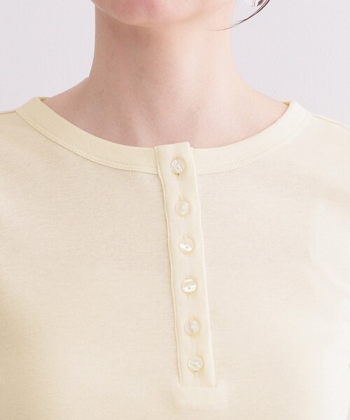 OPAQUE.CLIP(オペークドットクリップ)の「シアーコットンヘンリーネックカットソー【洗濯機OK】(Tシャツ/カットソー・レディース・ダークブラウン/アイボリー/ブラック・38/40)」の6枚目の写真