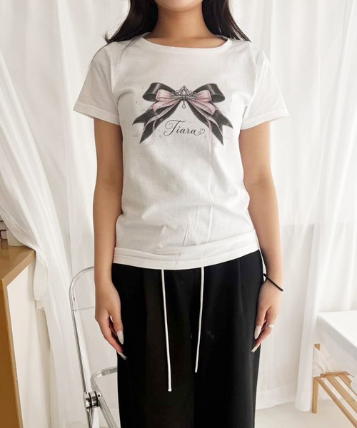 merrylatte(メリーラテ)の「リボン半袖Tシャツ【merrylatte×てぃあらコラボ】(Tシャツ/カットソー・レディース・ホワイト・WM/SMALL/MEDIUM/LARGE/X-LARGE/150/160/X-SMALL)」の3枚目の写真