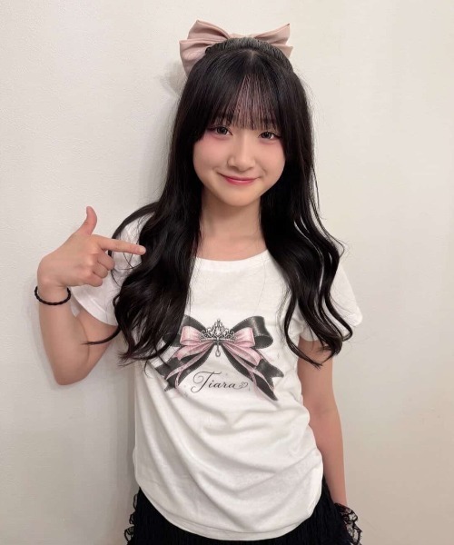 merrylatte(メリーラテ)の「リボン半袖Tシャツ【merrylatte×てぃあらコラボ】(Tシャツ/カットソー・レディース・ホワイト・WM/SMALL/MEDIUM/LARGE/X-LARGE/150/160/X-SMALL)」の2枚目の写真