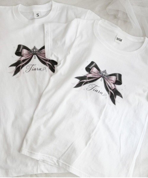 merrylatte(メリーラテ)の「リボン半袖Tシャツ【merrylatte×てぃあらコラボ】(Tシャツ/カットソー・レディース・ホワイト・WM/SMALL/MEDIUM/LARGE/X-LARGE/150/160/X-SMALL)」の5枚目の写真