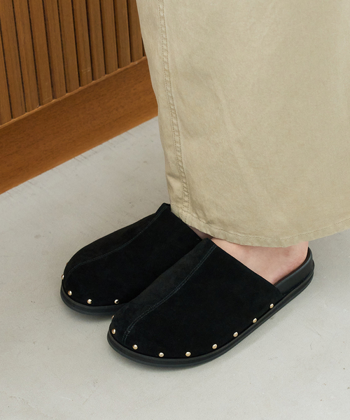 FLAT（フラット）の「レザースタッズクロッグ（その他シューズ・レディース・ブラック/キャメル・SMALL/MEDIUM/LARGE/X-LARGE）」の9枚目の写真
