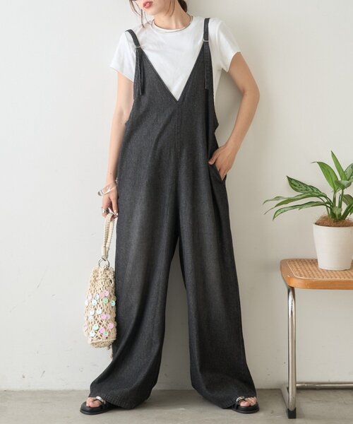 CIAOPANIC TYPY（チャオパニックティピー）の「【3サイズ展開】柔らかデニムVネックサロペット（サロペット/オーバーオール・レディース・ブラック/サックスブルー・SMALL/MEDIUM/LARGE）」の2枚目の写真